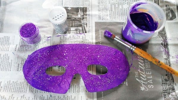 carnival mask for kindergarten craft - painting the mask